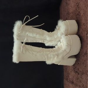 Size 9 White Fuzzy CAMEL-311 Demonias Great Condition